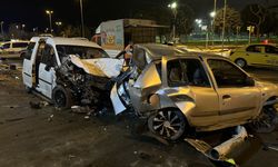 Kartal'da park halindeki otomobile çarpan araçtaki 4 kişi yaralandı
