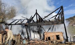 Kastamonu'da çıkan yangında 2 katlı ahşap ev kullanılamaz hale geldi