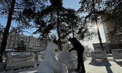 Kazakistan'da restoran hizmetlisi Şaymerdenov, sanat yeteneğini kardan heykellerle sergiliyor