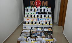Kırşehir'de kaçak 1042 cep telefonu ekranı ve 287 batarya ele geçirildi