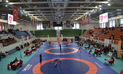 Kocaeli'de 17 Yaş Altı Türkiye Güreş Şampiyonası başladı