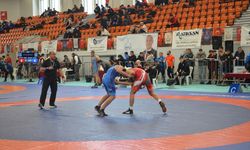 Kocaeli'de 17 Yaş Altı Türkiye Güreş Şampiyonası sürüyor