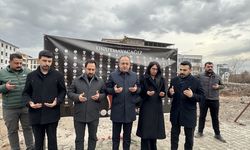 Malatya'da avukatlar depremde yıkılan Hakimbey Apartmanı'nın alanına karanfil bıraktı