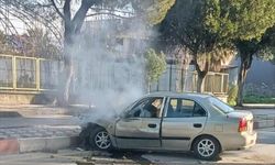 Manisa'da 'dur' ihtarına uymayan otomobilin refüje çarptığı kazada 2 kişi yaralandı