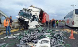 Manisa'da köprü korkuluklarına çarpan tırın sürücüsü yaralandı