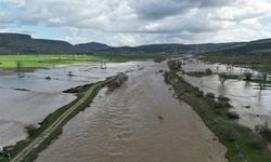 Manisa'da sağanak nedeniyle yol çöktü, tarım arazileri zarar gördü