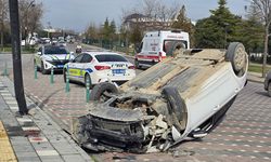 Manisa'da takla atan otomobildeki 2 kişi yaralandı