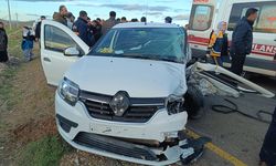 Mardin'de hafif ticari araç ile otomobilin çarpıştığı kazada 6 kişi yaralandı