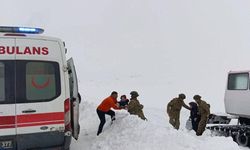 Mehmetçik, Kars'ta kardan kapanan yollar nedeniyle ulaşılamayan hasta çocukları sağlık ekiplerine teslim etti