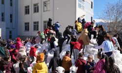 Muğla'da bir öğrencinin isteği üzerine okula kamyonla kar getirildi