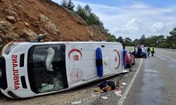 Muğla'da devrilen ambulanstaki 3 sağlık personeli yaralandı