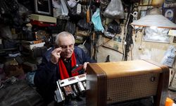 Muğla'da tarihi çarşının 'Radyocu Mustafa'sı 58 yıldır radyo tamir ediyor