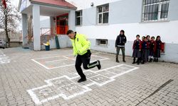 Muş'ta polisler çocukların mutluluğu için sahada