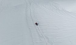 Muş'ta VEDAŞ ekipleri, kar motoruyla arızaya ulaşarak 10 köye yeniden enerji verdi