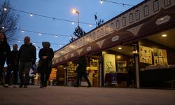 Okurlar ramazanın manevi iklimini 'Kitap Sokağı'nda yaşıyor