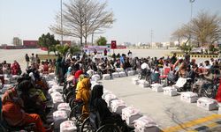 Pakistan'da yaşayan Türk vatandaşları, ihtiyaç sahiplerine gıda desteği ulaştırdı