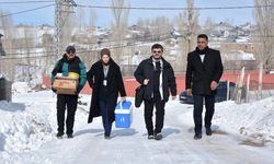 Sağlık çalışanları, kırsal mahallede yaşayanlar için karlı yollarda