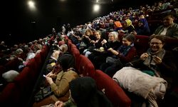 Sakarya'da sinemada buluşan kadınlar, film eşliğinde huzurevi sakinleri için örgü ördü