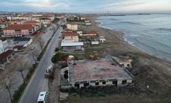 Sakarya'nın Karasu sahilinde riskli alanda bulunan yapılar yıkıldı