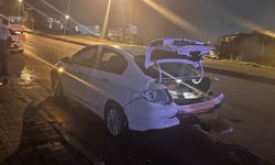 Samsun'da park edilen otomobilin hareket ederek elektrik direğine çarpması sonucu 2 kişi yaralandı