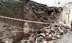 Şanlıurfa'da duvarı çöken metruk ev belediye ekiplerince yıkıldı