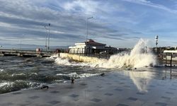 Sinop'ta fırtına nedeniyle yüksek dalgalar oluştu
