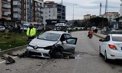 Sinop'ta iki otomobilin çarpıştığı kazada 3 kişi yaralandı