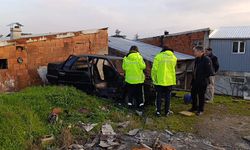 Tamir etmek için çıktıkları iş yerinin çatısında hurda vaziyette otomobil buldular