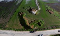 Tarlaları su altında kalan çiftçiler, açtıkları kuyular ve düdenlerle suyu yer altına aktarıyor