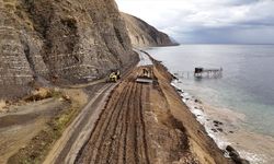 Tekirdağ'da heyelan nedeniyle trafiğe kapatılan yolda çalışmalar sürüyor