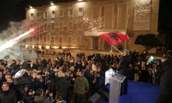 Tiran'da hükümet karşıtı gösterilerde, Başbakanlık binasına molotofkokteyli saldırısı