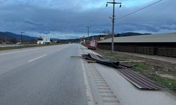 Tokat'ta şiddetli rüzgar fabrika çatısını uçurdu