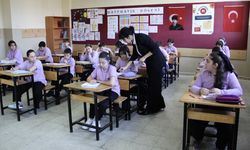 Tuğçe öğretmen öğrencilerine ders saati dışında gönüllü olarak matematik kursu veriyor