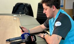 UMKE hemşiresi, enkazdan 90 saat sonra kurtardıkları Gülsüm ile görüşmeyi sürdürüyor