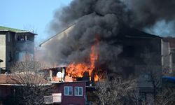 Ümraniye'de gecekonduda çıkan ve yanındaki eve sıçrayan yangın söndürüldü