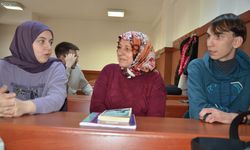 Üniversite öğrencisi 58 yaşındaki kadın azmiyle çevresindekilere örnek oluyor