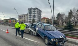 Uşak'ta 3 otomobilin çarpışması sonucu 4 kişi yaralandı