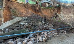 Uşak'ta toprak kayması ve istinat duvarının çökmesi sonucu 3 ev tahliye edildi