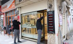 Yalova'da kopyaladıkları öne sürülen kumandayla kepenklerini açtıkları kuyumcu dükkanını soydular