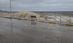 Yalova'da taşan deniz nedeniyle balıkçı barınakları ve sahildeki yapılar zarar gördü