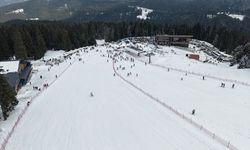 Yurduntepe Kayak Merkezi'nde ziyaretçiler hem kayak yaptı hem de halay çekip eğlendi