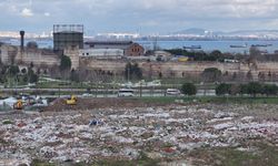 Zeytinburnu'ndaki Kazlıçeşme Meydanı'nda moloz kirliliği