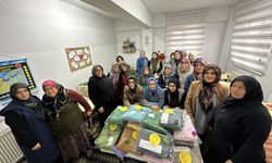 Zonguldak'ta kursiyer kadınlar ördükleri atkı ve bereleri depremzede çocuklara gönderdi