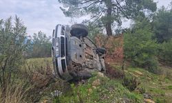 Adana'da devrilen otomobildeki 2 kişi yaralandı