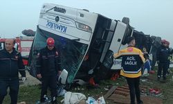 Adana'da devrilen yolcu otobüsünde 2 kişi öldü, 19 kişi yaralandı