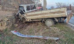 Afyonkarahisar'da kamyonetle hafif ticari aracın çarpışması sonucu bir kişi öldü