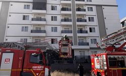 Aksaray'da prizde unutulan şarj aletinden çıkan yangında mahsur kalan 10 kişi kurtarıldı