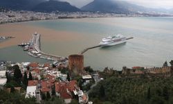 Alanya'da sağanak sonrası denizin rengi değişti