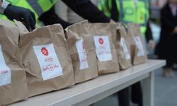 Alevi-Bektaşi Kültür ve Cemevi Başkanı Ersin, Kızılay'da iftara geç kalanlara kumanya dağıttı