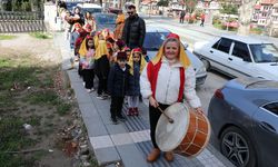 Amasya'da minik öğrenciler ihtiyaç sahibi çocuklara bayramlık almak için maniler söyledi
